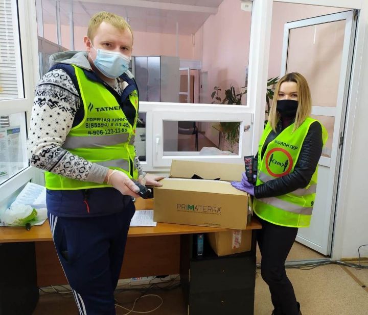 Бөгелмә волонтерлары өлкән яшьтәге шәһәрдәшләргә көн саен ярдәм итәләр.