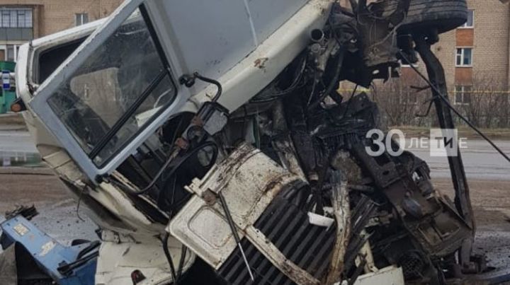В Нижней Мактаме опрокинулся грузовик из Самары, водитель в больнице