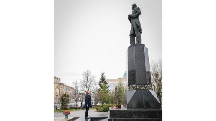 В день рождения Тукая Президент РТ возложил цветы к его памятнику