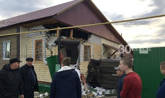 В Татарстане легковушка снесла кирпичную стену дома и оказалась прямо в комнате