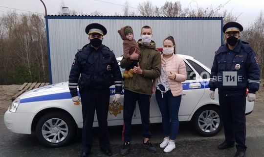 Автоинспекторы в Казани спасли малыша, задыхавшегося из-за проглоченного полиэтилена