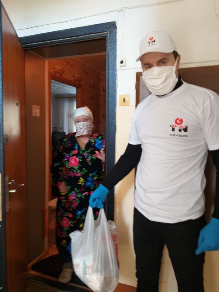 Волонтерлар бөгелмәлеләргә ярдәм итүләрен дәвам итәләр.