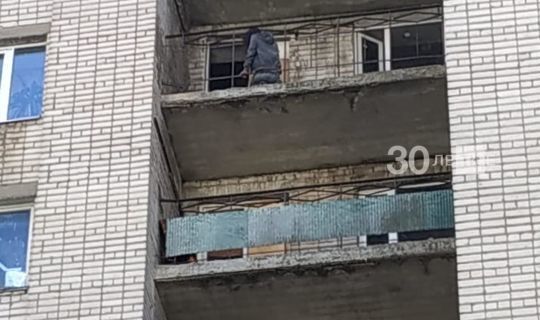 Автоинспекторы убедили девушку не прыгать с балкона