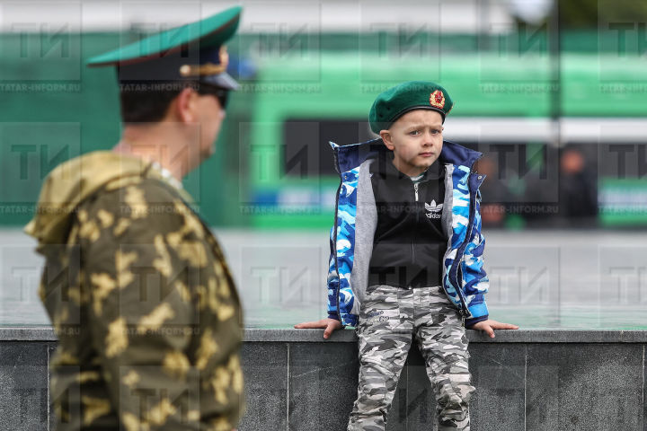 Россия Президенты хәрбиләрне һәм Россия Федераль куркынычсызлык хезмәтенең Чик буе хезмәте ветераннарын Чик сакчылары көне белән котлады.