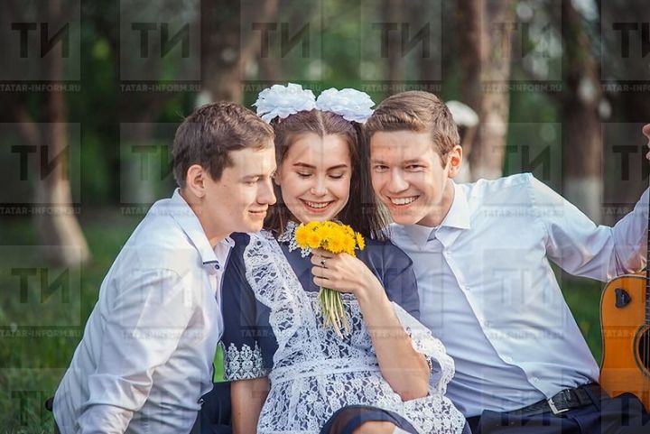 Управление образованием и педагоги Бугульминского муниципального района поздравили выпускников с окончанием школы