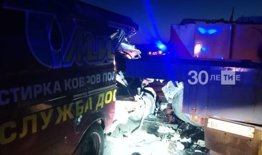«ГАЗель» влетела в фуру на трассе в РТ, пассажирка погибла