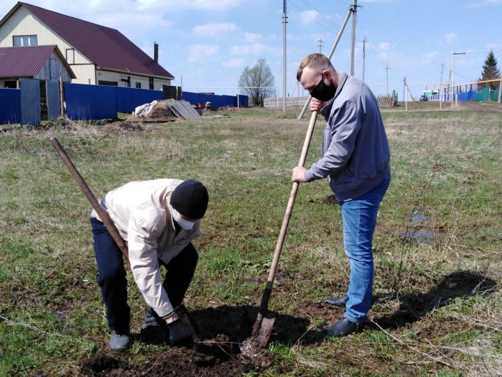 Жители села Спасского Бугульминского района приняли участие в акции «Сад памяти»