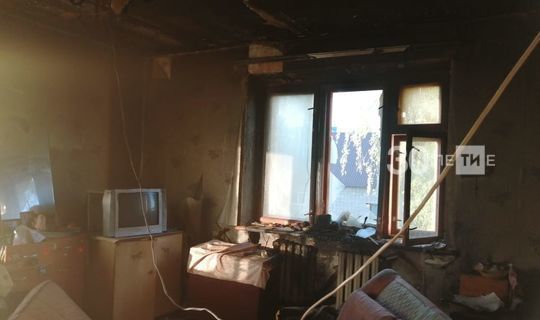 В Татарстане спасли пожилую женщину, когда в квартире ее соседа загорелась мебель
