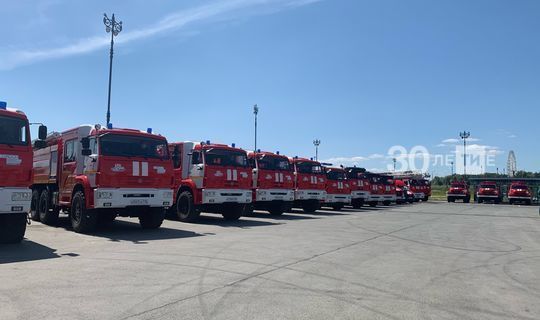 Рустам Миниханов вручил сотрудникам МЧС ключи от новых пожарных машин