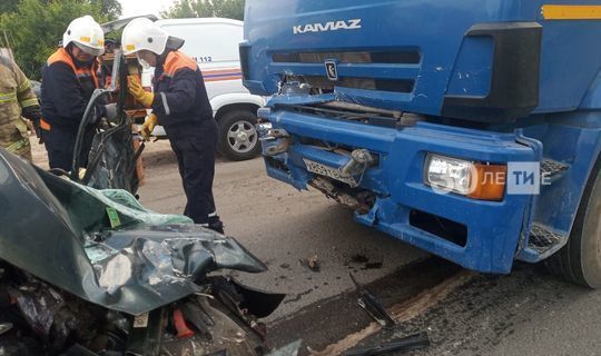 Водитель и пассажир легковушки погибли в столкновении с грузовиком в РТ
