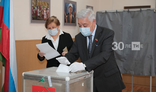 Председатель Госсовета РТ проголосовал на своем избирательном участке в Казани