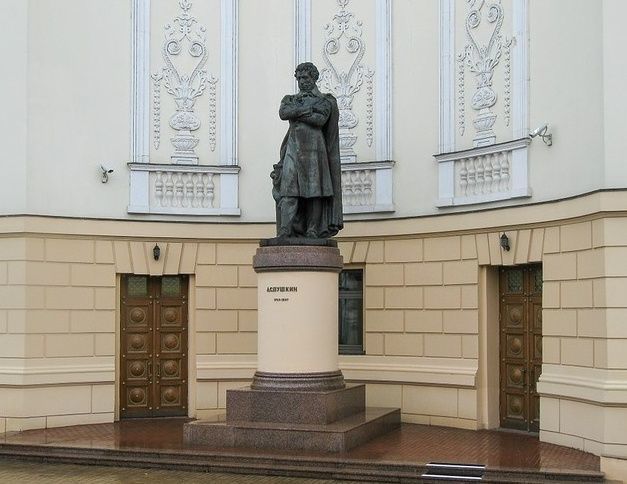 Президент Татарстана возложил цветы к памятнику Александра Пушкина