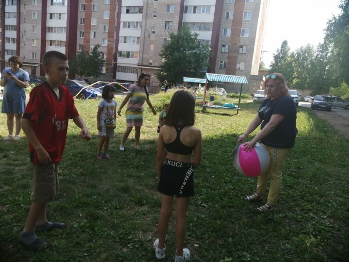 В Бугульминском центре соцобслуживания населения «Радуга» дети играли в татарские народные игры