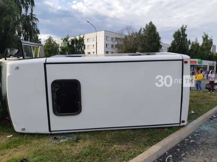 В Челнах перевернулся автобус, шесть человек в больнице