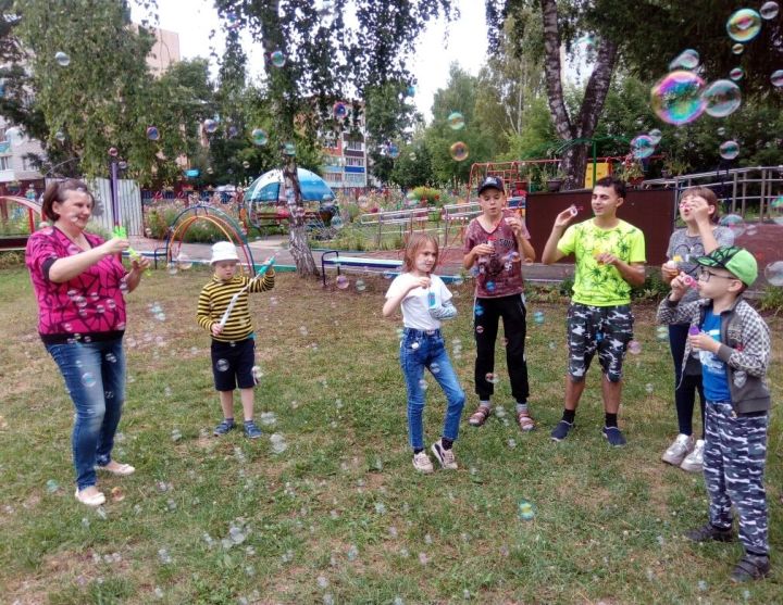 В Бугульме для детей организовали шоу мыльных пузырей