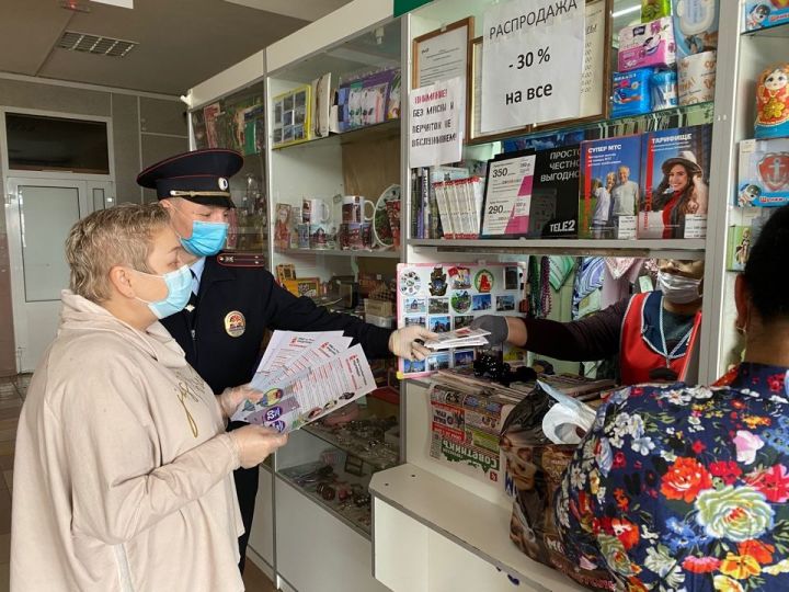 Бугульминские полицейские провели разъяснительную беседу с жителями города по профилактике мошенничества