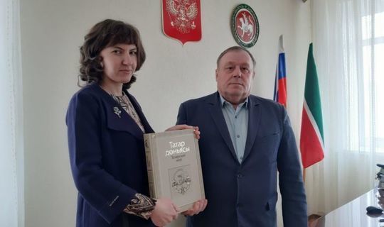Бөгелмә китапханәсенә уникаль китап тапшырдылар