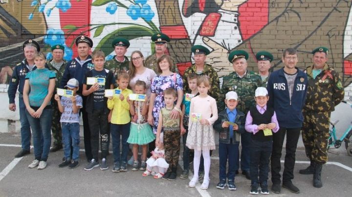 Ветераны-пограничники Бугульмы провели акцию "Помоги собраться в школу"