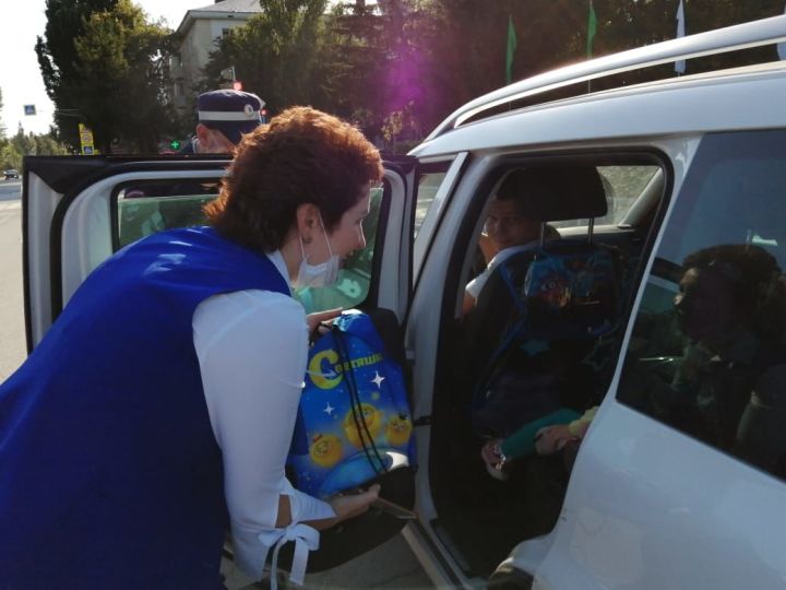 Сегодня сотрудники ГИБДД вручили юным пассажирам световозвращающие мешки с канцелярскими принадлежностями