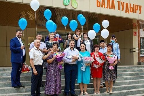 Татарстан Республикасы көнендә Бөгелмәдән яшь гаиләгә ТАССРның 100 еллыгы уңаеннан истәлек билгесе тапшырылды