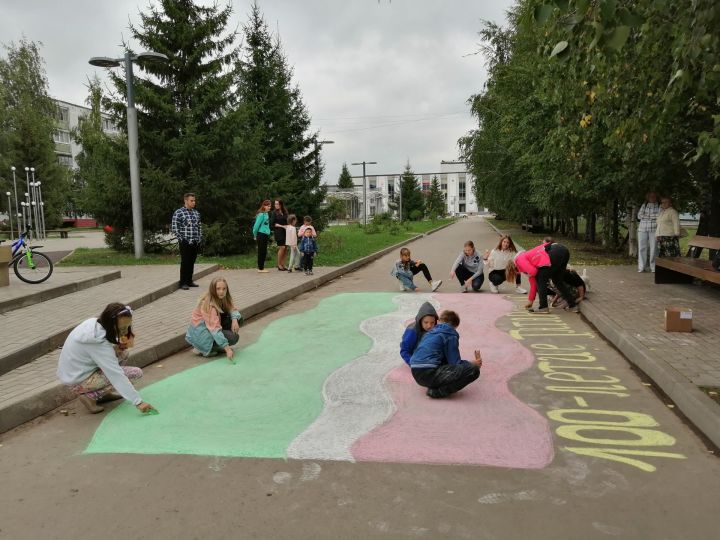 Бөгелмәлеләр асфальтта рәсем конкурсында катнаштылар