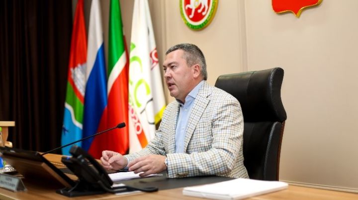 Линар Закиров: «Уку елы көндезге режимда башланачак, шуңа бәйле рәвештә Роспотребнадзор таләпләрен үтәү бик мөһим»