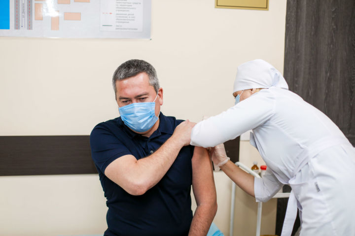 На избирательном участке мэру Бугульмы сделали прививку от гриппа