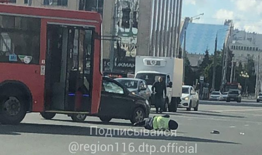 В центре Казани автобус сбил инспектора ДПС