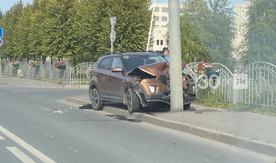 В Татарстане автомобиль врезался в столб после массовой аварии
