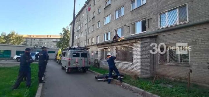 В Казани спасли девочку, упавшую из окна на козырек подъезда