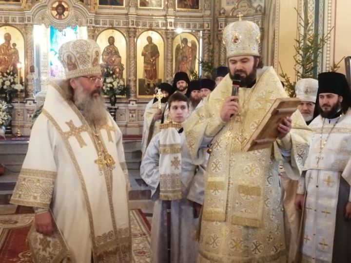 Епископ Альметьевский и Бугульминский Мефодий получил в подарок посох покойного Митрополита Феофоана