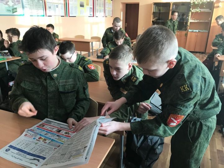 Бугульминским кадетам рассказали историю газет
