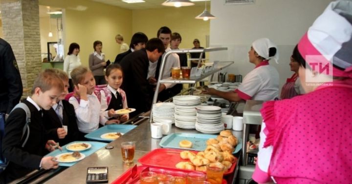 В татарстанской школе повар накормил детей пельменями с пола