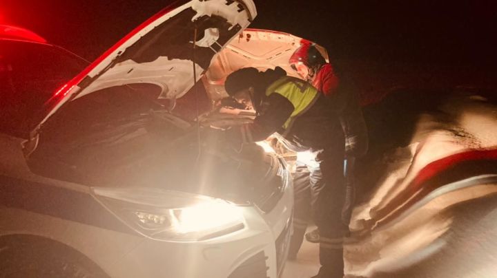 В Татарстане автоинспекторы пришли на помощь водителю, попавшему в сложную ситуацию
