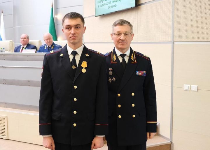 Полицейский из Бугульмы получил награду "За смелость во имя спасения"