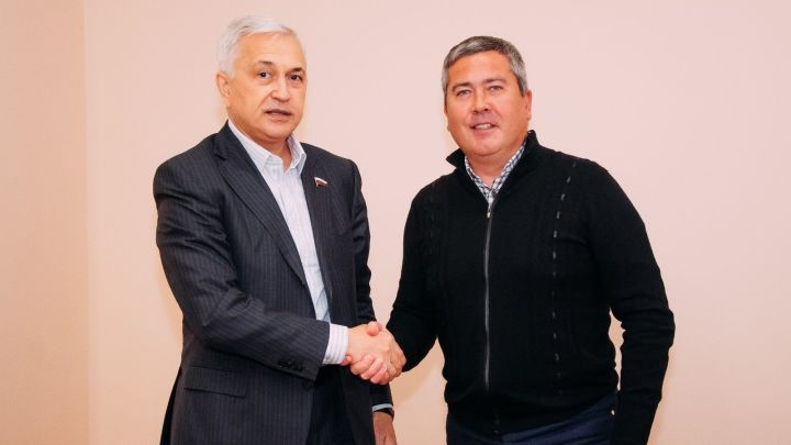 Бөгелмә мэры Линар Закиров Дәүләт Думасы депутаты Азат Ягъфәров белән очрашты