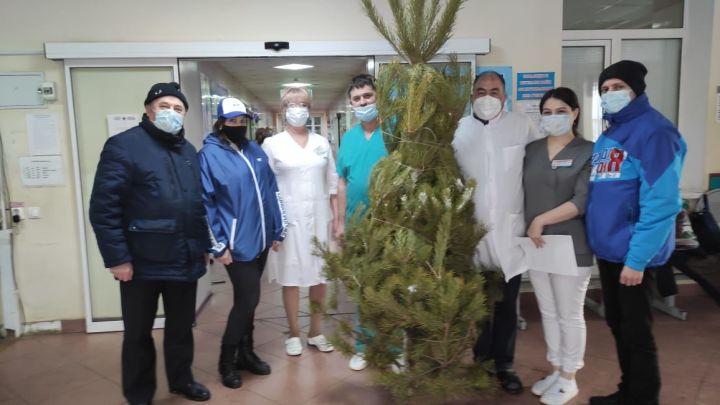 Бугульминской центральной больнице подарили елку