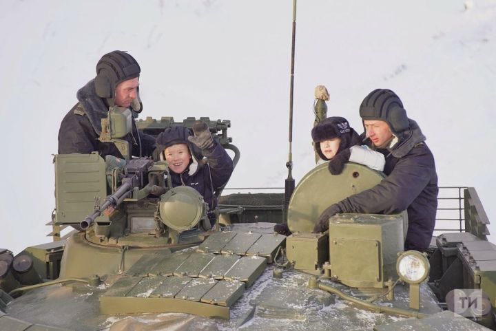 Рөстәм Миңнеханов Чаллыда яшәүче малайның танкта йөрү хыялын чынга ашырган