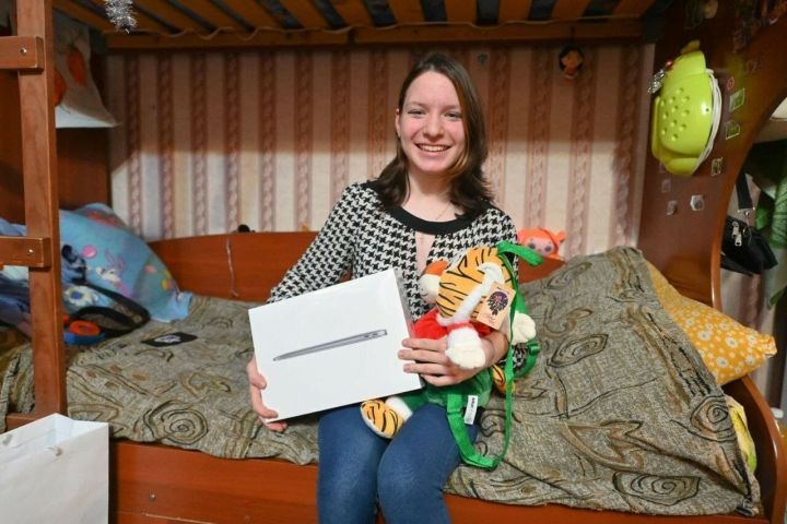 Рустам Минниханов подарил ноутбук 15-летней девочке из многодетной семьи