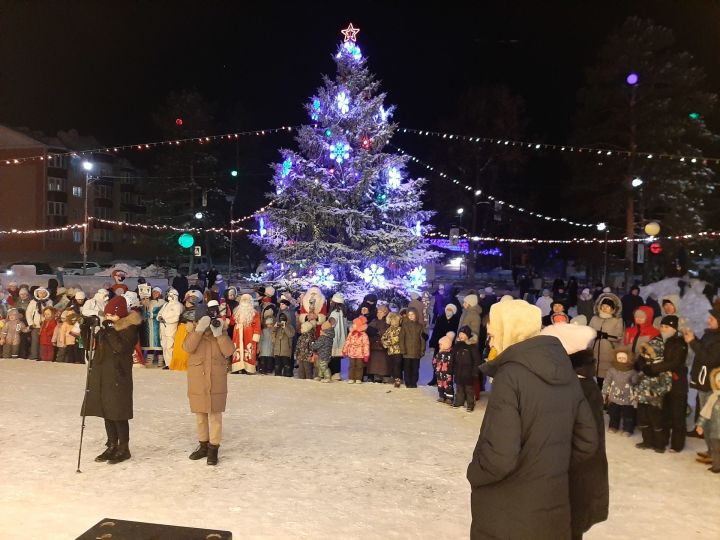 В поселке Карабаш состоялось торжественное открытие елки с традиционным парадом Дедов Морозов