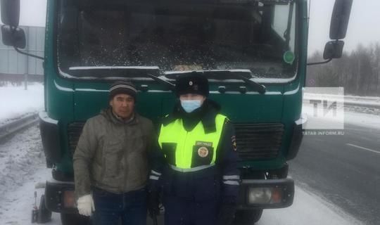 Автоинспекторы в РТ помогли дальнобойщику из Казахстана починить фуру