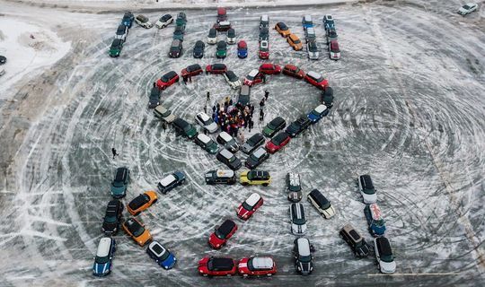 В Казани составили фигуру в виде сердца из 70 автомобилей MINI Cooper