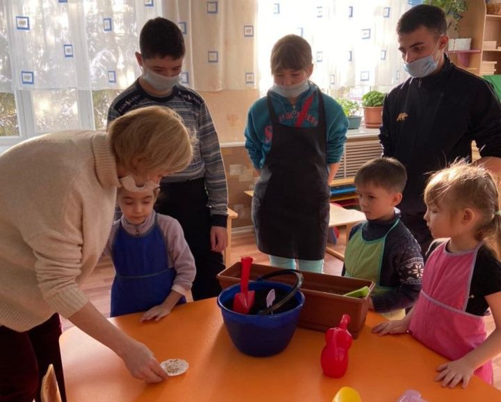 В бугульминском центре «Возрождение» детей учат агротерапии