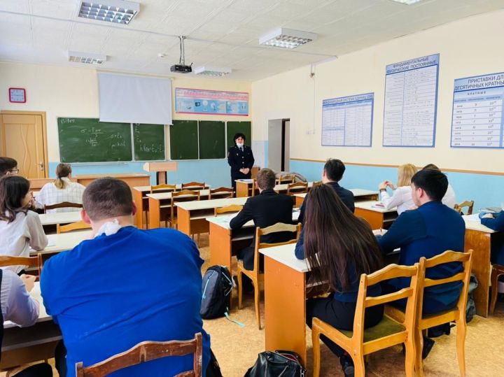 Полицейские Бугульмы рассказали старшеклассникам как поступить в вуз МВД
