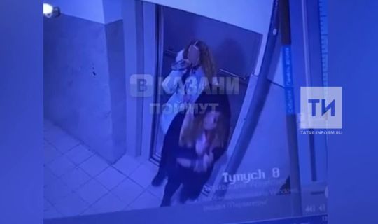 На видео попал конфликт двух пьяных девушек с жительницей многоэтажки в Казани