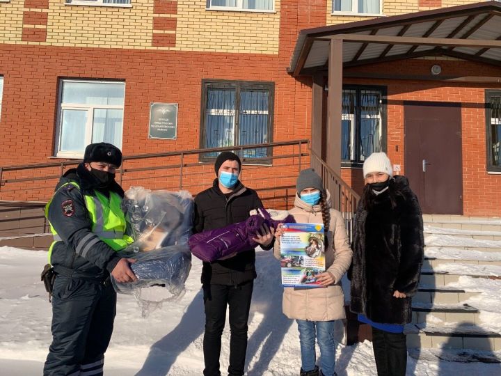 В Татарстане автоинспекторы вручают родителям новорожденных автокресла и учат правильно их использовать