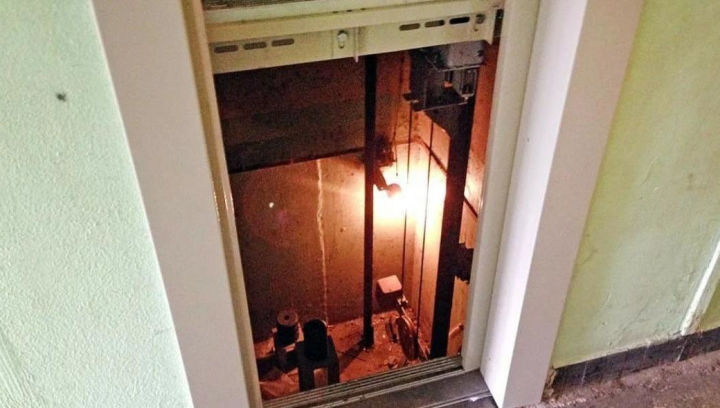 В многоэтажке рухнул лифт с ребёнком внутри