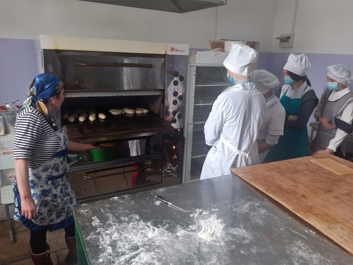 Выпускники Подгорненской школы научились готовить пирожки с картошкой