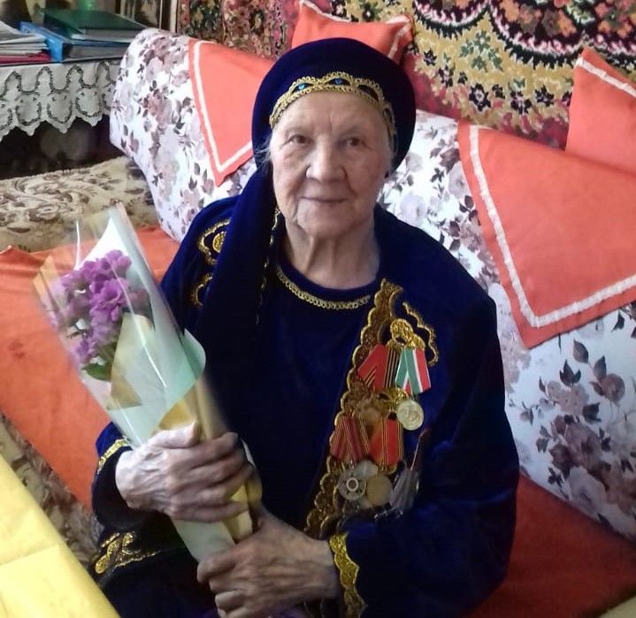 В Бугульме с 95-летием поздравили труженицу тыла Дайму Нургалиевну Рамазанову