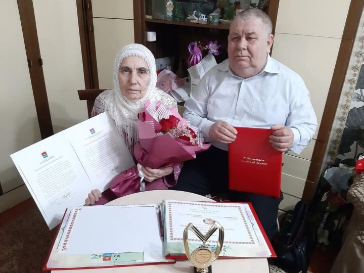 Чета Хазиахметовых из Бугульмы отметила 50-летие семьи
